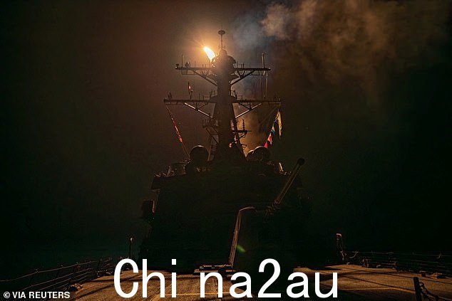 在美国领导的联军针对也门军事目标的行动中,一枚导弹从军舰上发射,目标是伊朗支持的胡塞民兵连夜