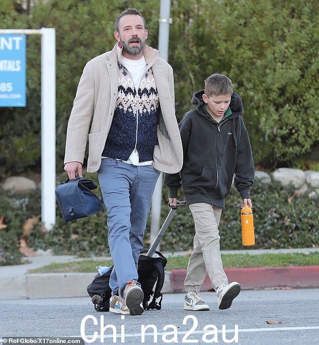 本·阿弗莱克 (Ben Affleck) 周四早上在圣莫尼卡当爸爸,穿着一件舒适的图案毛衣