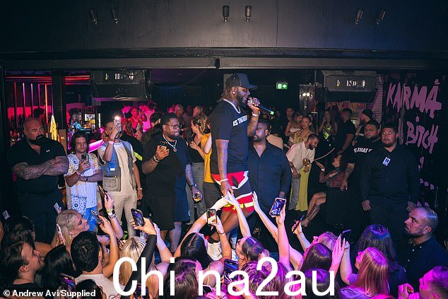 Faheem Rashad Najm,他的艺名 T-Pain 更出名,他选择了一件黑白衬衫和一条红、白、黑短裤