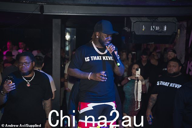 这位 39 岁的歌手在演唱他最热门的歌曲时与观众近距离接触