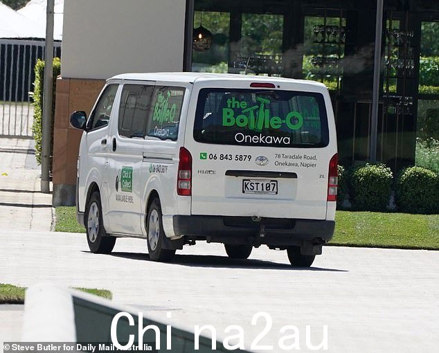 酒庄为众星云集的婚礼的准备工作已于周三加紧进行(如图,Bottle-O 快递抵达会场)