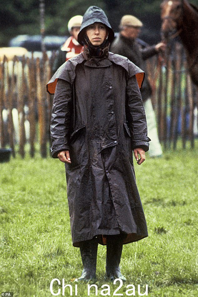 1984 年安妮公主在雨天穿的衣服。