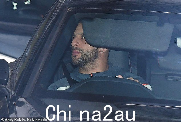 凯尔和安妮的关系因英格兰球星的不忠指控而受到损害,但他的伴侣总是会把他带回来。图为:凯尔在球队前往纽卡斯尔之前抵达曼城训练中心