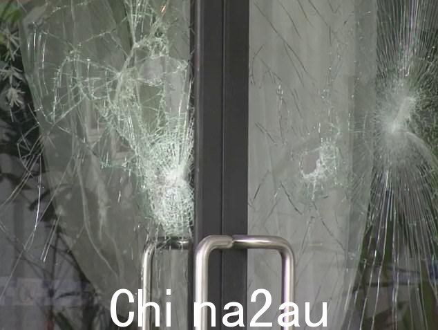 有人扔砖头,中间无数窗户被砸碎