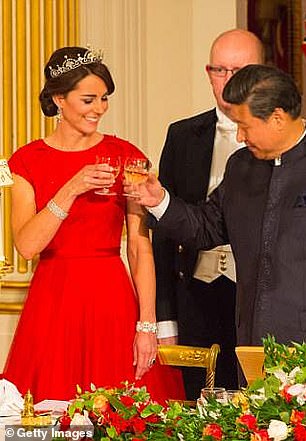 剑桥公爵夫人(如图)2015 年首次出席国宴并与中国国家主席碰杯时,身穿红色珍妮·帕克汉 (Jenny Packham) 连衣裙赢得了阵阵掌声
