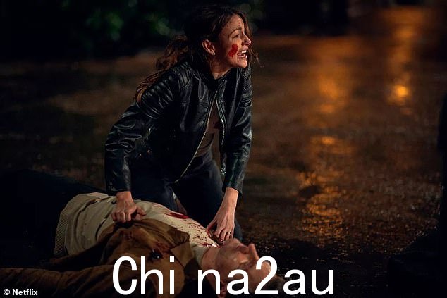 她因饰演玛雅·斯特恩 (Maya Stern) 赢得了赞誉,玛雅·斯特恩是一位寡妇,致力于挖掘她丈夫乔的真实遭遇(如图所示)