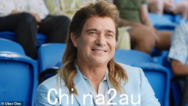 安德烈·阿加西 (Andre Agassi) 在 Uber One 的新活动中被发现摇着鲻鱼