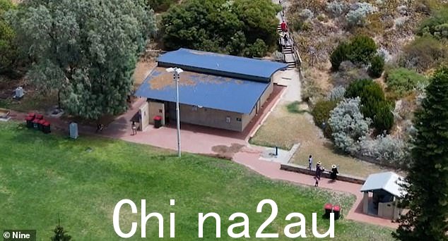 警方将指控该女孩被拖进厕所(如图)并遭受性侵犯