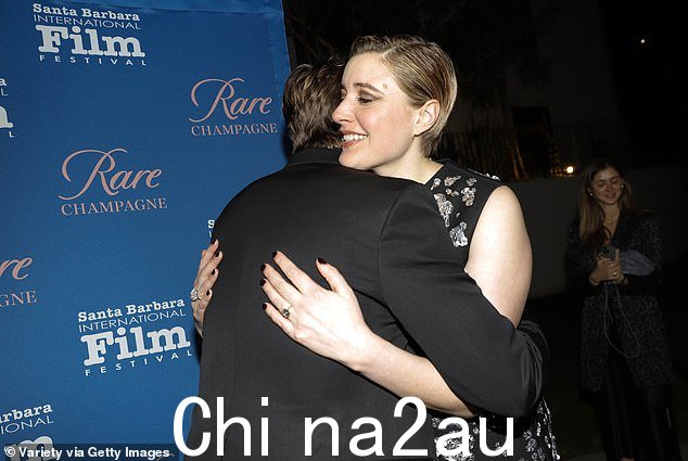 Ryan 和 Greta 在周六的活动中分享了一个特殊的时刻,并被发现快速拥抱