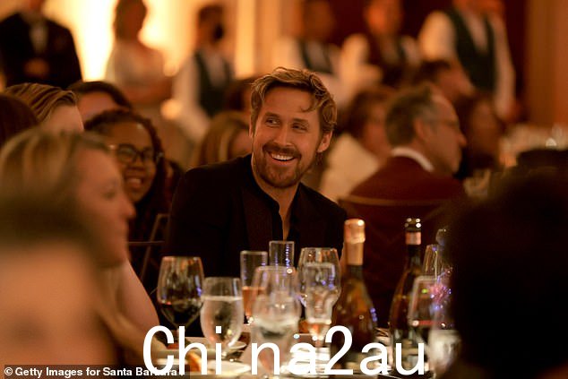 他与同桌的其他人聊天