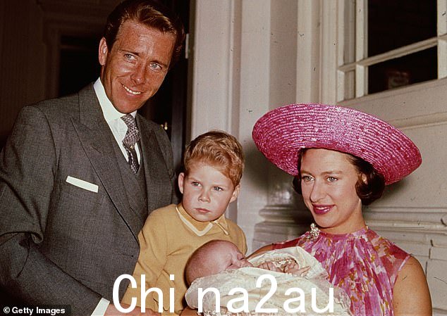 1964 年女儿出生后不久,托尼和玛格丽特带着两个孩子在肯辛顿宫