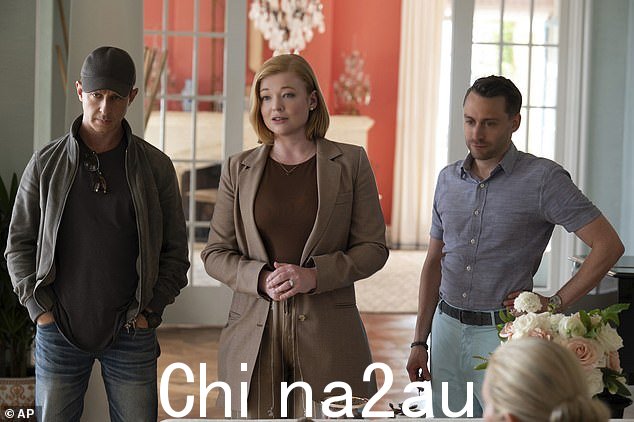 Succession 获得了令人印象深刻的五项提名,其中包括最佳剧情类剧集提名。基兰·卡尔金和杰里米·斯特朗均获得剧情类最佳男主角提名。基兰和杰里米与莎拉·斯努克