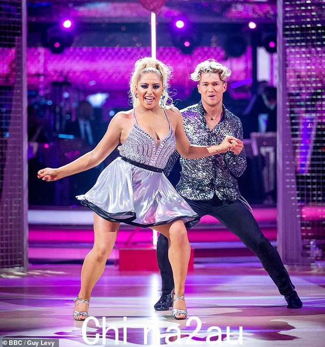 她的严格搭档 AJ Pritchard,29 岁,她在 2020 年的节目中与她一起表演,在评论中祝她一切顺利