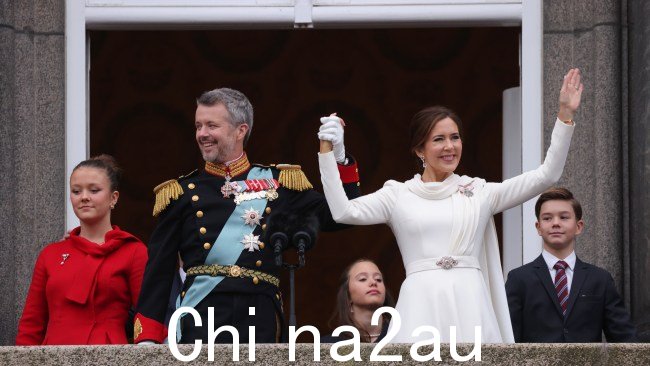丹麦伊莎贝拉公主、丹麦国王腓特烈十世、丹麦约瑟芬公主、丹麦玛丽王后和丹麦文森特王子在克里斯蒂安堡宫阳台宣布国王登基后向人群挥手致意。图片：Getty Images