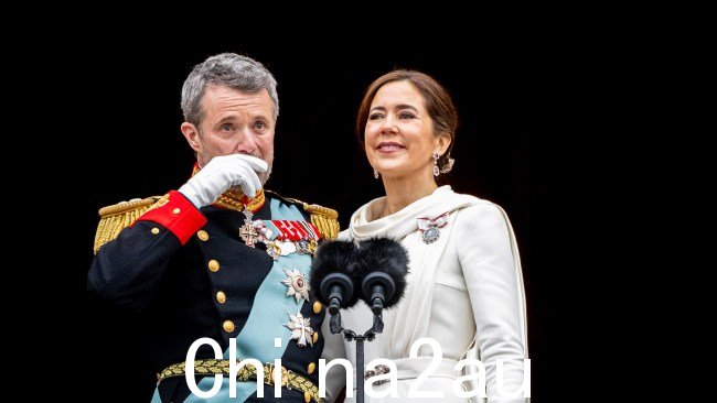 公告发布后不久,丹麦国王腓特烈和玛丽王后站在克里斯蒂安堡宫的阳台上。图片:Getty Images