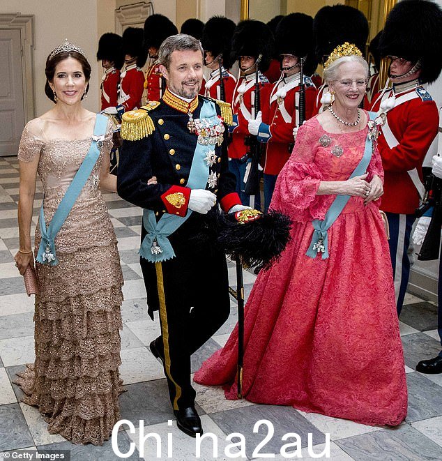 丹麦女王(右)将由她的长子弗雷德里克王储(中)继承王位,照片中是他在澳大利亚出生的妻子玛丽王储妃