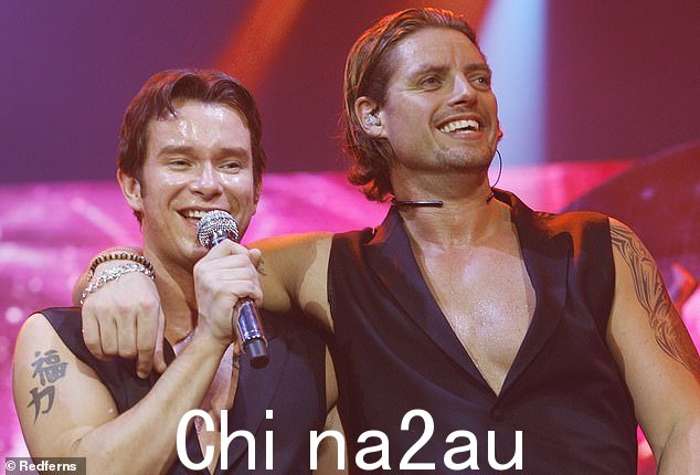 这位 Boyzone 明星谈到了他深切怀念的朋友,他于 2009 年因自然原因去世,年仅 33 岁,让世界各地的粉丝悲痛欲绝(左图为斯蒂芬与基思,右图为斯蒂芬)