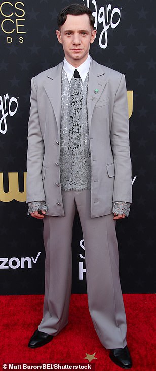 有几位男士由于西装选择不当而跻身最差着装名单 - 包括 Dan Levy、Colman Domingo 和 Chris Perfetti(如图)