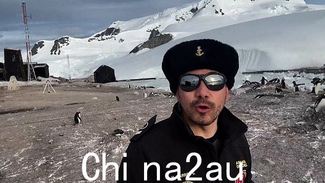这种罕见的白色动物是由摄影师 Hugo Alejandro Harros Guerra(如图)拍摄的,他说自己是生活在巴布亚企鹅群中的 14 个人之一