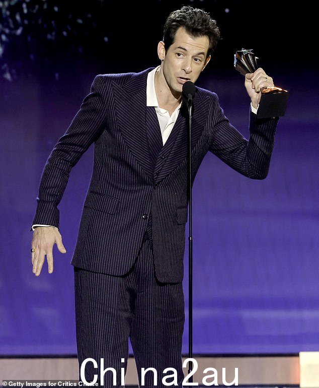 马克·罗森 (Mark Ronson) 在周日晚上的评论家选择奖上获得最佳歌曲奖杯后对《回归黑人》传记片发表讲话