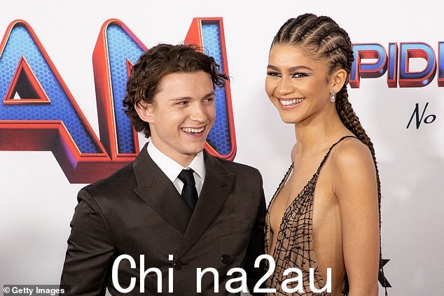 汤姆·赫兰德 (Tom Holland) 被迫回应两人分手的传闻(2021 年合照)后,分享了他与女友赞达亚 (Zendaya) 关系的甜蜜见解