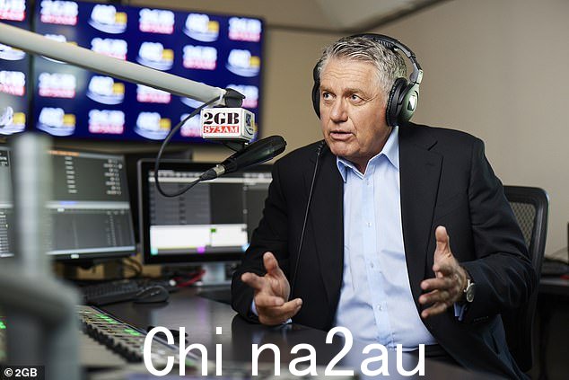 2GB 电台主持人雷·哈德利 (Ray Hadley) 猛烈抨击 Woolworths 决定不销售澳大利亚国庆日商品,声称超市的首席执行官需要远离“醒来时的废话”