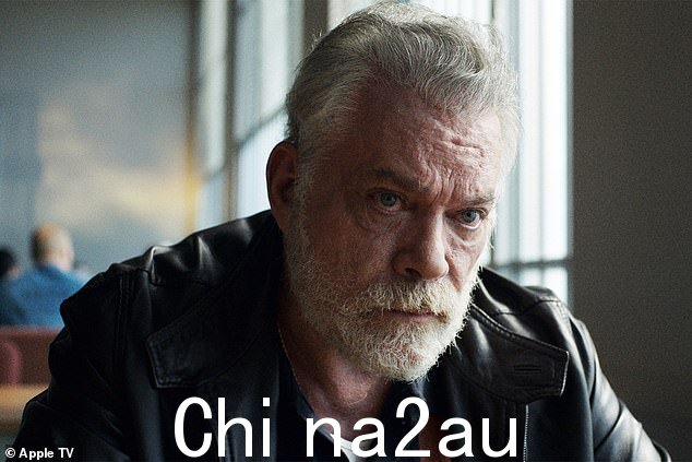 这位已故演员周一因其在 AppleTV+ 迷你剧《黑鸟》中的表演而被提名为限定剧、选集剧集或电影中的最佳男配角