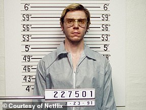 Evan Peters 在 Dahmer – Monster: The Jeffrey Dahmer Story 中的照片