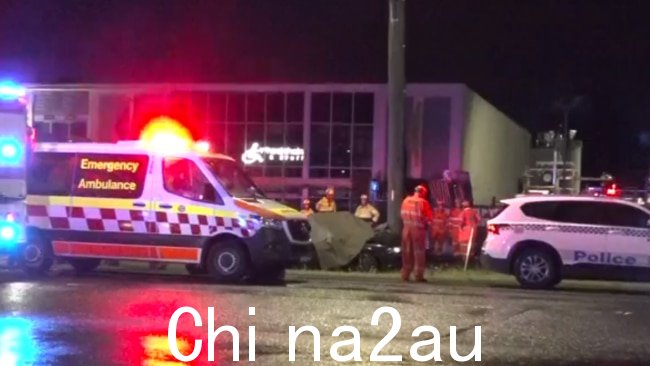 日产 200SX 司机因内脏和胸部受伤在现场接受治疗,据信在 Westmead 医院情况稳定。