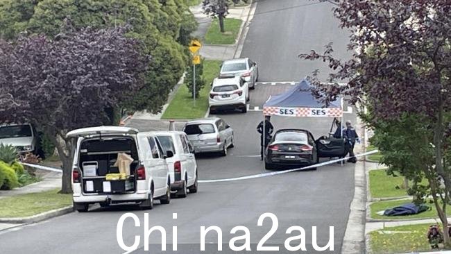戈登的尸体在一条街上被发现,距离他家步行约 11 分钟,此前他追捕了据称偷了至少一件物品的窃贼。笔记本电脑和鞋子。