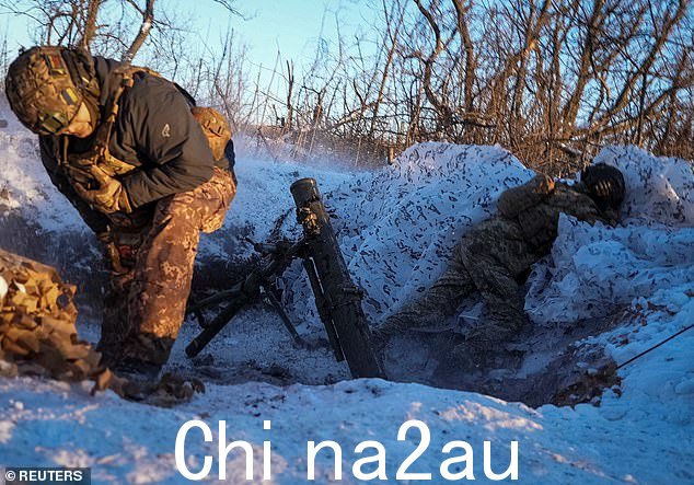 1 月 12 日,在乌克兰顿涅茨克地区巴赫穆特附近的阵地,在俄罗斯进攻乌克兰期间,第 92 旅 2 营的一名乌克兰军人向俄罗斯军队发射 120 毫米迫击炮