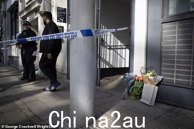鲜花被留在伦敦北部克勒肯韦尔塞巴斯蒂安街 Arbor House 外的警察警戒线上