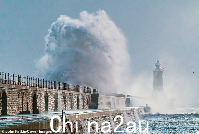 今天泰恩威尔郡泰恩茅斯灯塔和码头上猛烈的海浪撞击