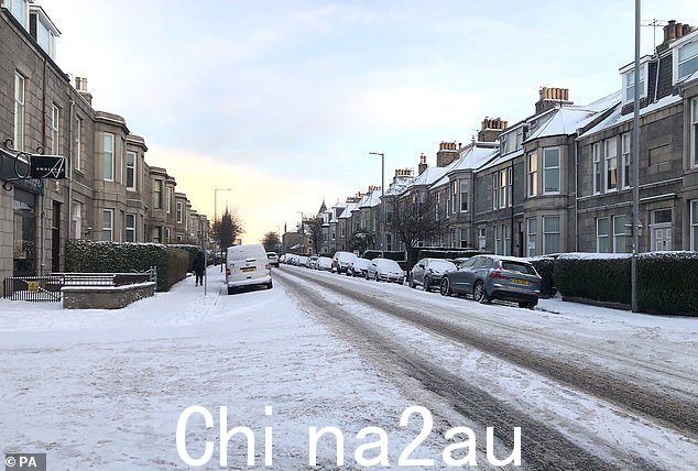 由于寒冷的天气，苏格兰今天早上阿伯丁西端降雪