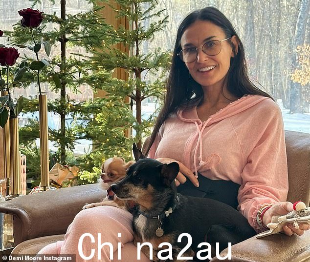 黛米·摩尔 (Demi Moore) 告诉 E! News,她正在享受作为祖母的所有“陈词滥调”;在爱达荷州的家里看到她和她的两只狗