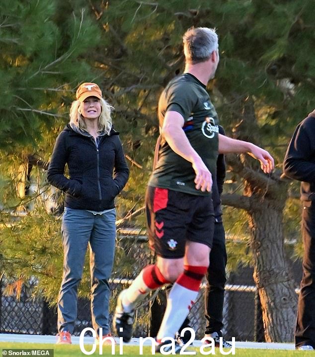 Ant Anstead 在周末的足球比赛中得到了一位一线明星的支持 - 他的女朋友 Renee Zellweger