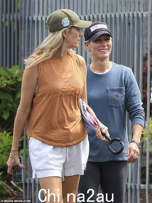 Zara Tindall 为高级时尚带来了全新的意义,她穿着一件上面有大麻叶的毛衣,与丈夫 Mike 和一些朋友一起散步