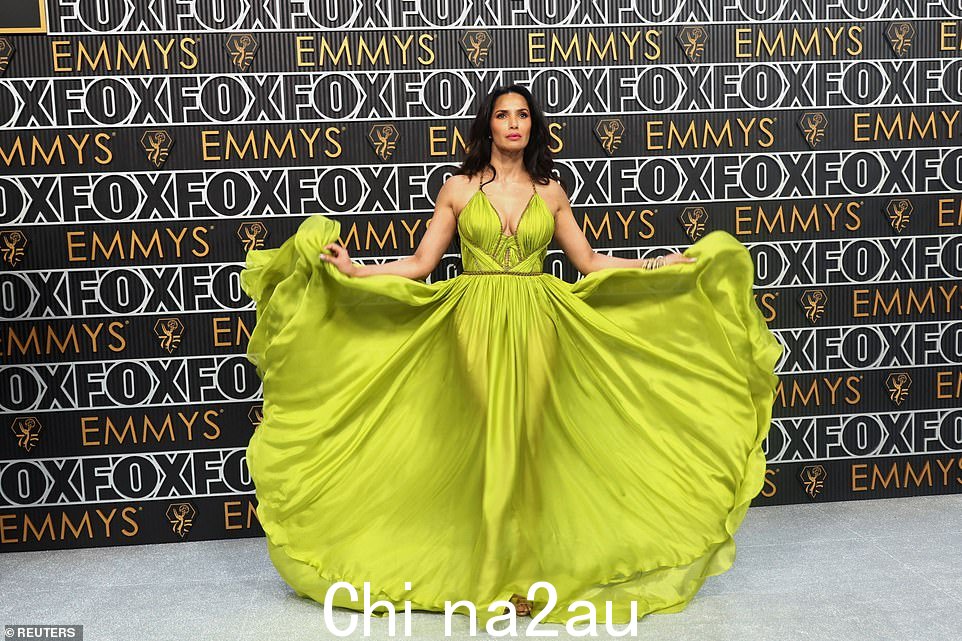 帕德玛·拉克希米 (Padma Lakshmi) 穿着绿色礼服,整个躯干和腰部都有金色点缀,看起来很漂亮