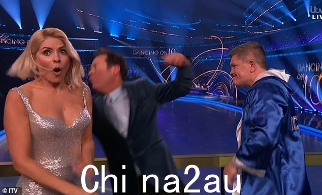 斯蒂芬·穆尔赫恩 (Stephen Mulhern) 在周日冰上舞蹈首秀中被拳击手瑞奇·哈顿 (Ricky Hatton) “殴打”后做出了回应” class=
