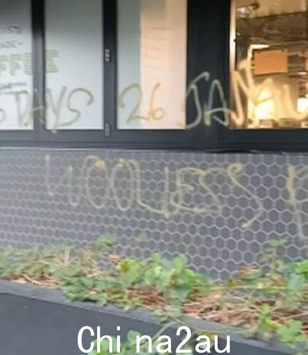特纳里夫的 Metro 商店周一早上关闭,因为破坏者在其门面上喷涂了“5 days 26 Jan Aussie Aussie Oi Oi Woolies f*** u”字样(如图)