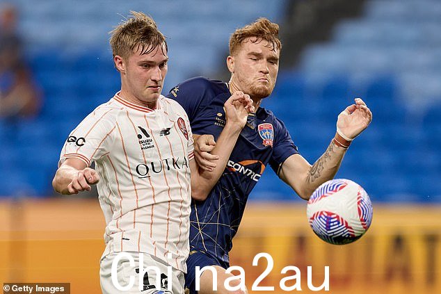 A-League 陷入金融危机,上周末在悉尼举行的联合回合比赛中,由于人群拥挤,导致大规模裁员(如图,上周末纽卡斯尔对阵布里斯班狮吼的比赛)