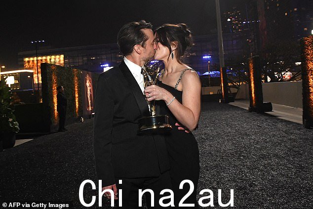他后来与妻子 Jazz Charton 庆祝,他们撅起嘴接吻