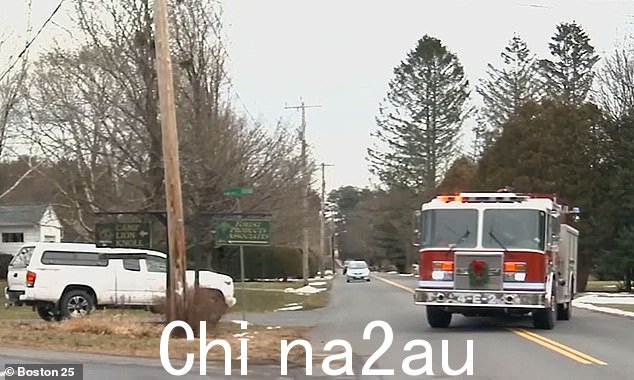周日消防人员赶往事故现场