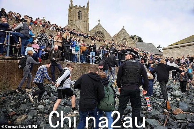 健康和安全审查建议在涨潮时移动地点,这意味着孩子们将不得不在“危险”的锯齿状岩石上开始游戏