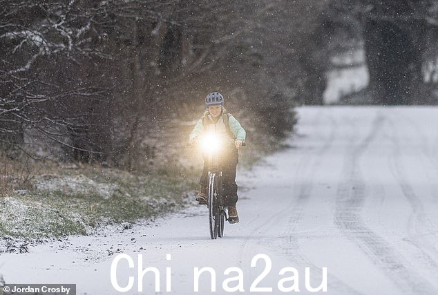 今天坎布里亚郡凯西克遭遇降雪后,通勤者在冰冷的条件下上班
