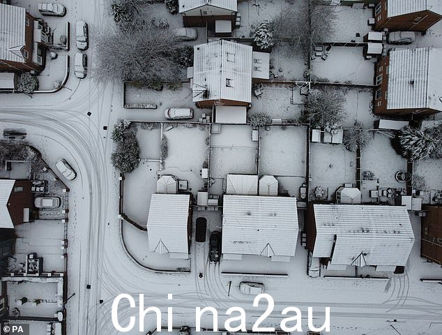 今天利物浦李公园降雪期间,新雪覆盖了道路和人行道