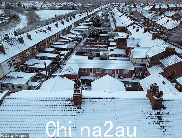 今天早上气温骤降,柴郡诺威奇的屋顶被白雪覆盖