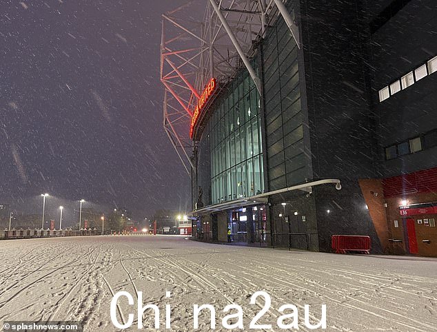 今天早上，雪包围了曼联足球俱乐部的体育场老特拉福德