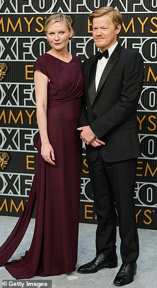 这位 41 岁的女演员与 35 岁的杰西一起出席了孔雀剧院的颁奖典礼,杰西因迷你剧《爱与死》中的作品获得提名