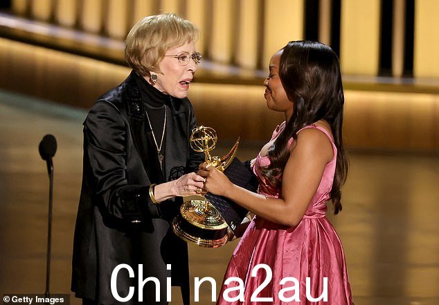 伯内特随后将喜剧系列最佳女主角奖颁发给 34 岁的昆塔·布伦森 (Quinta Brunson),以表彰她在雅培小学 (Abbott Elementary) 中饰演珍妮·蒂格斯 (Janine Teagues) 老师的表演